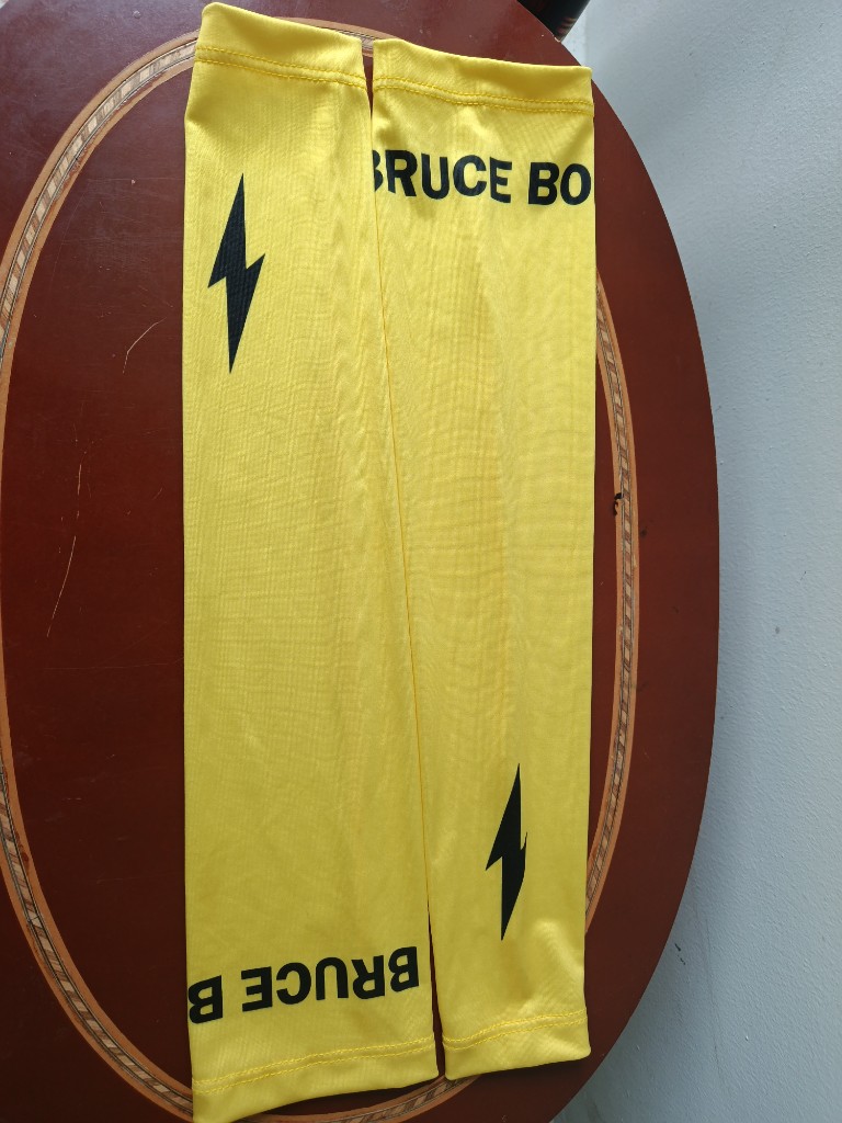Bruce amarilla