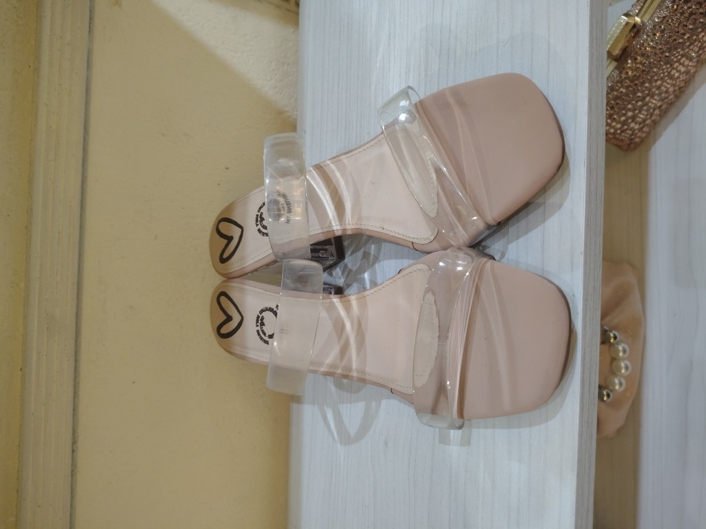 Sandalias nude transparentes