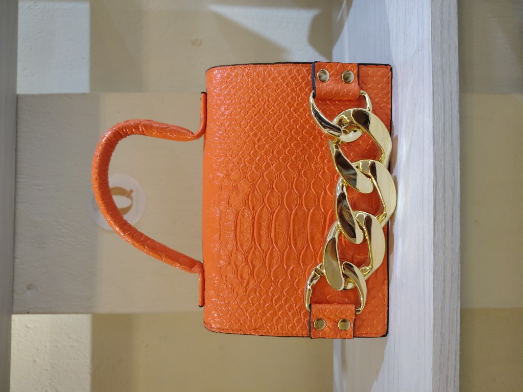 Bolso naranja cadena dorada