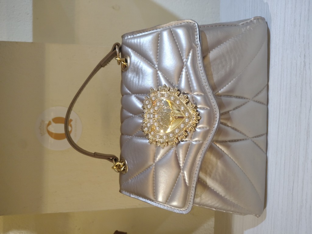 Cartera dorada acolchada