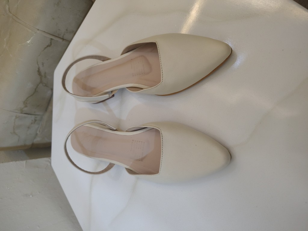 Zapatillas beige destapadas talla 37