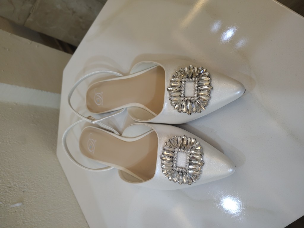 Tacones beige con hebilla talla 39