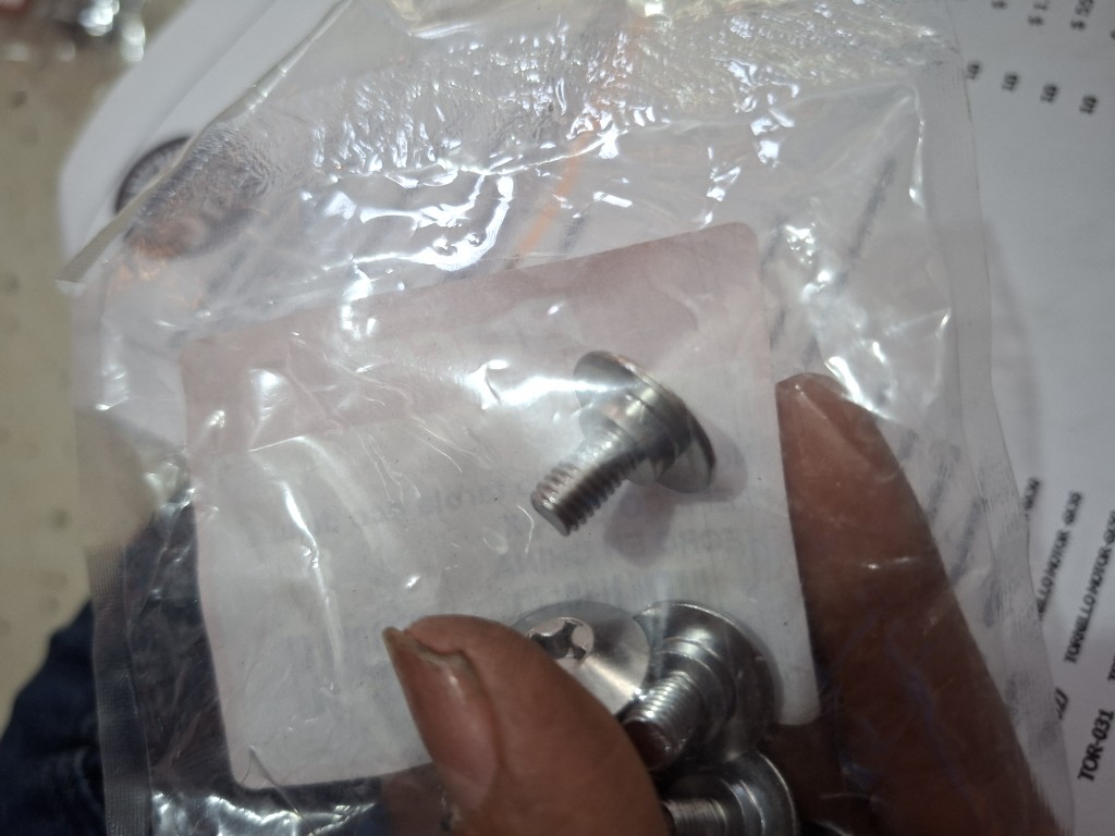 TORNILLO CABEZA DE LENTEJA CON BUJE