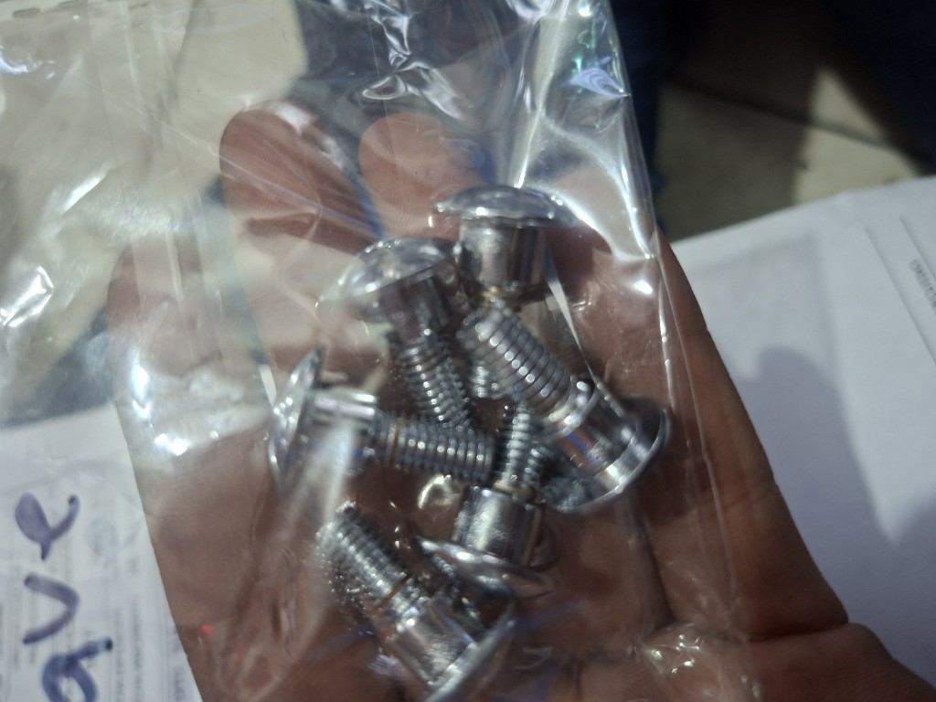 TORNILLO CARENAJE DE WAVE O STRIA CON BUJE