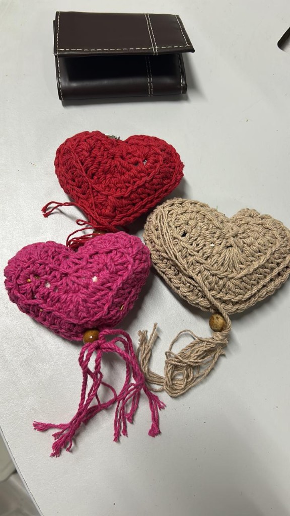 Pompones de corazón de crochet
