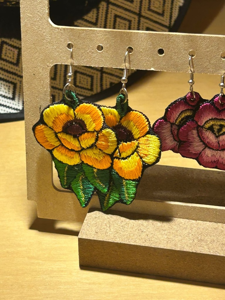Aretes de flor bordado San Juan de Dios