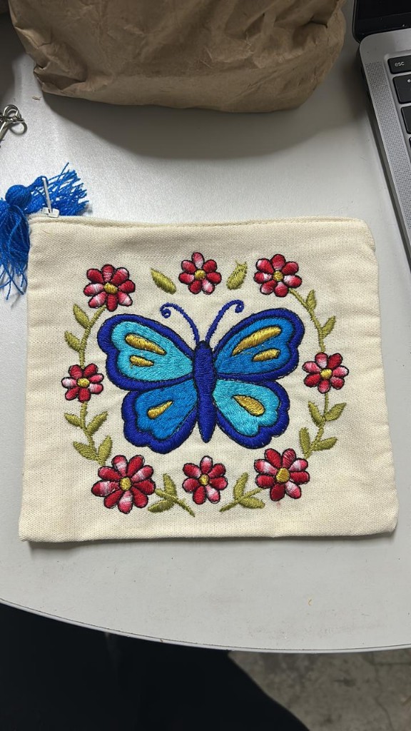 Cartera grande bordada