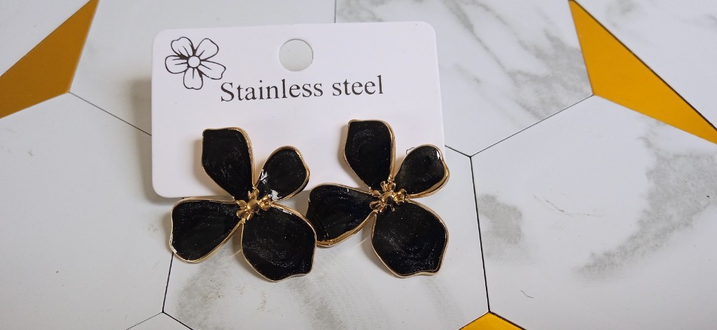 Aretes flor negros tipo F