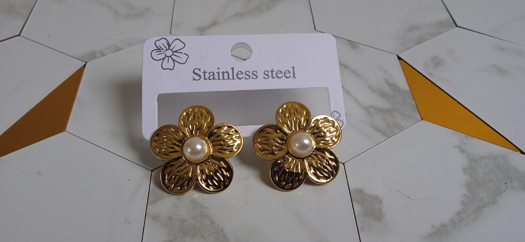 Aretes flor dorados perla blanca tipo F