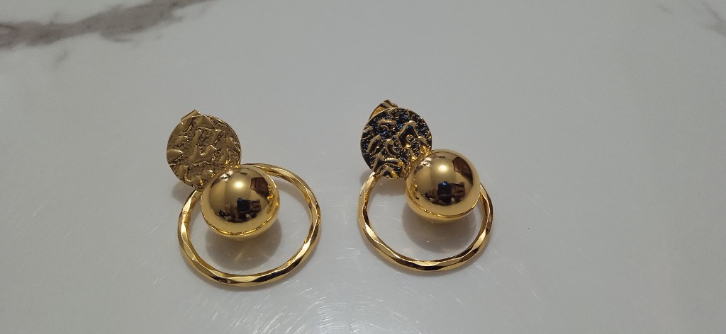 Aretes dorados circulares colgante
