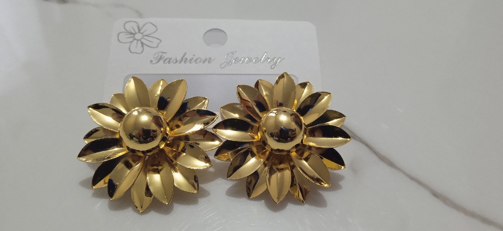 Aretes dorados flor con pétalos tipo candongas