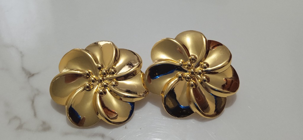 Aretes flor botón dorados tipo candongas