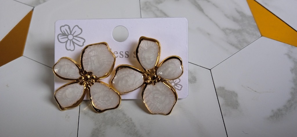Aretes flor dorados con pétalos blancos tipo F