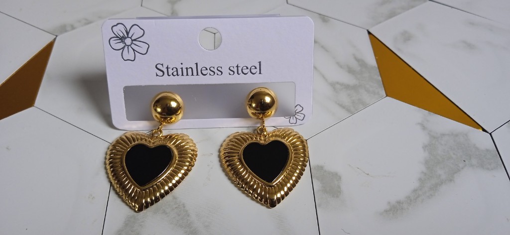 Aretes dorados corazones negros colgante tipo F