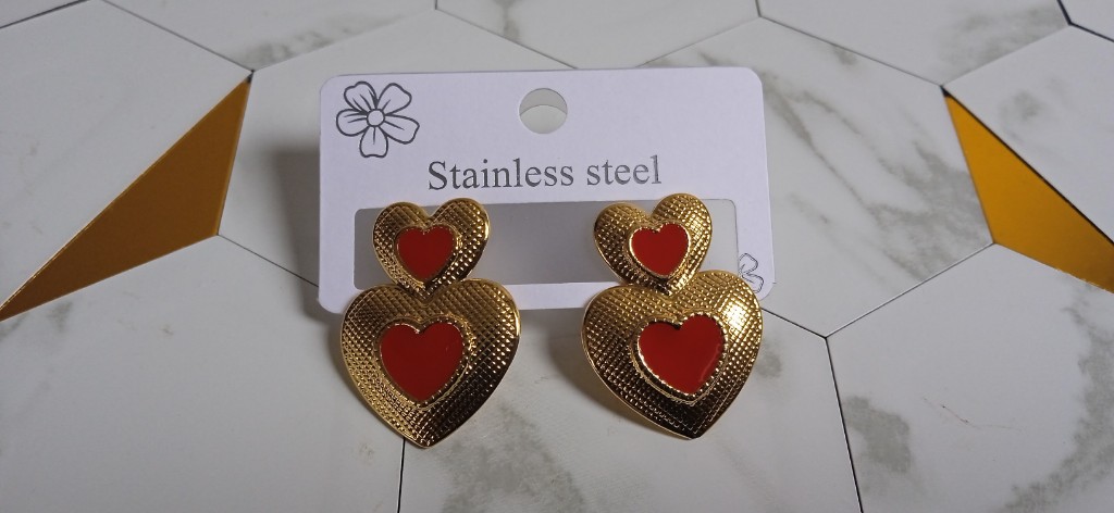 Aretes dorados corazon con centro rojo doble tipo F