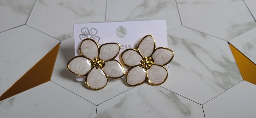 Aretes flor dorados con esmalte blanco tipo F