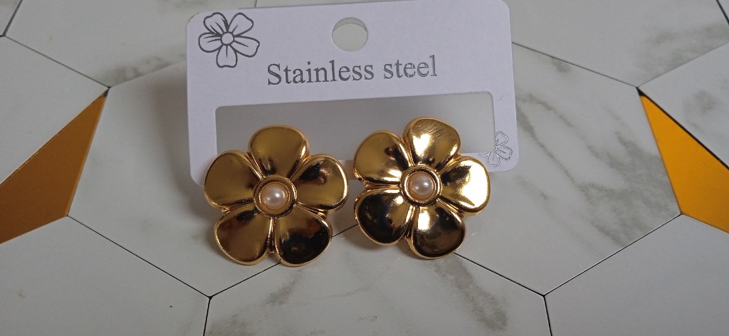 Aretes flor dorados con perla blanca pequeña en el centro tipo F