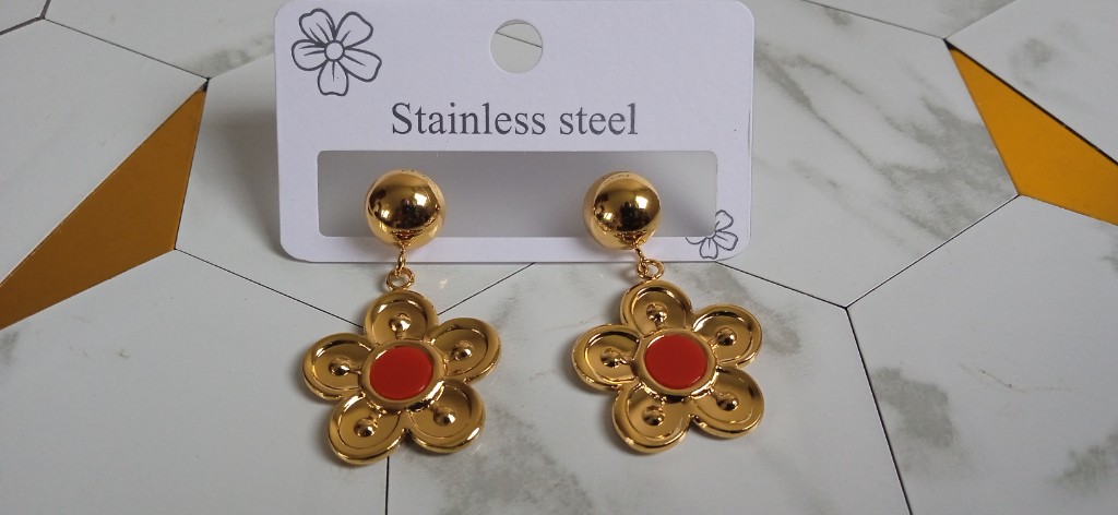 Aretes dorados flor colgante con punto rojo tipo F