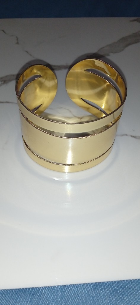 Pulsera o brazalete dorada abierta con dos aberturas
