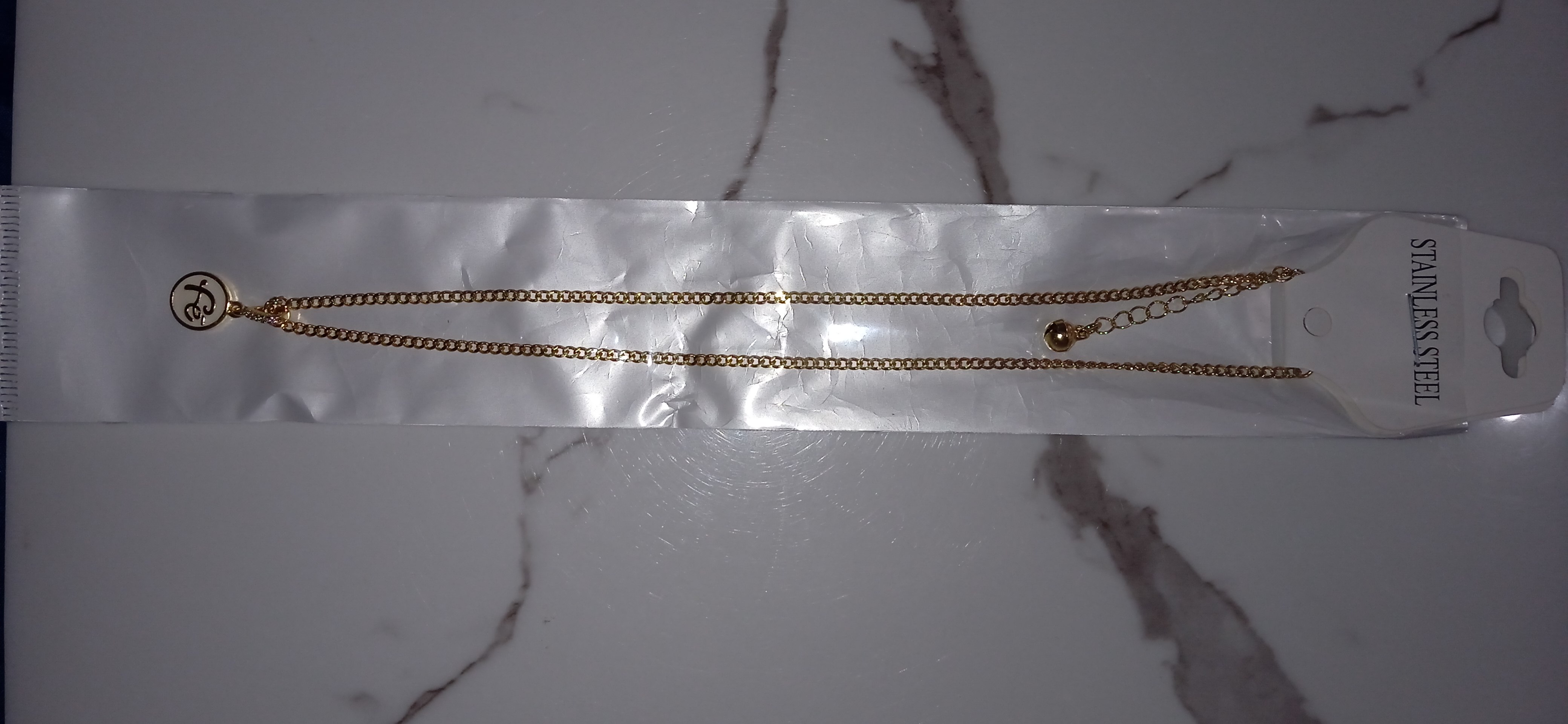Collar cadena stainless steel dorado con dije de fé en blanco redondo concascabel