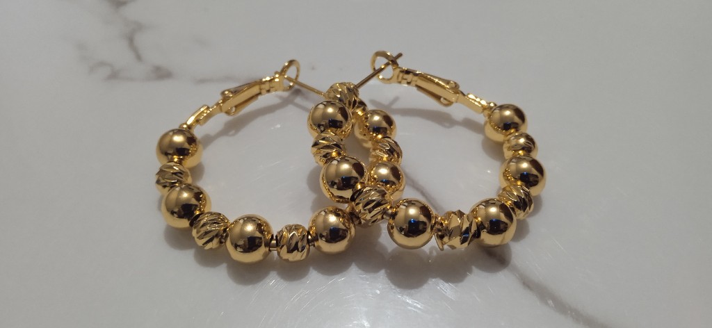 Aros dorados de bolitas