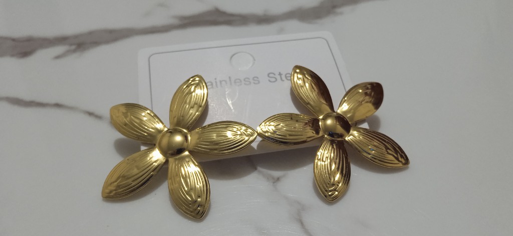Aretes flor pétalos dorados  topitos X