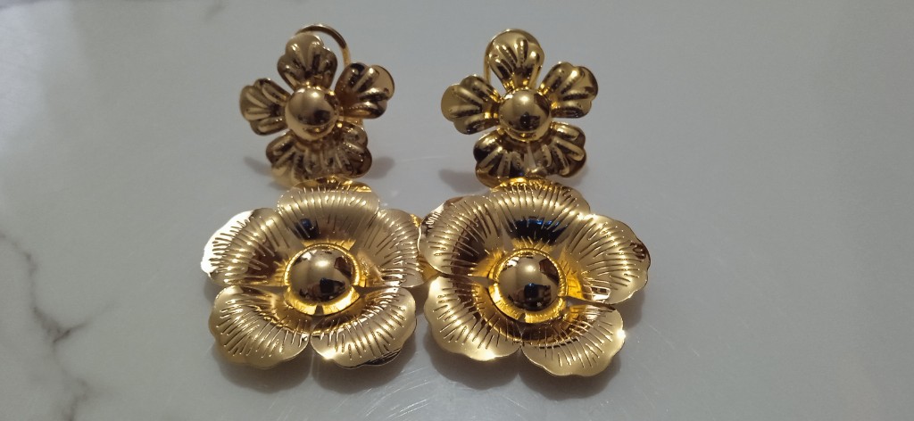 Aretes flor dorados colgante tipo candonga