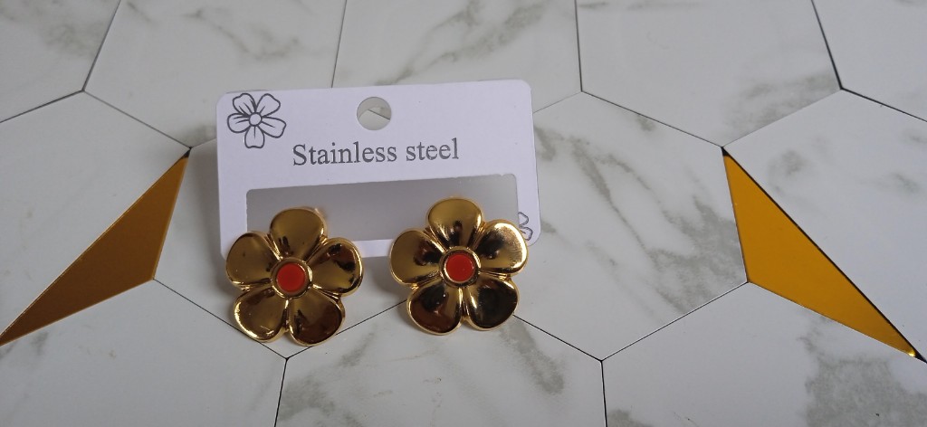 Aretes flor dorados punto rojo tipo F