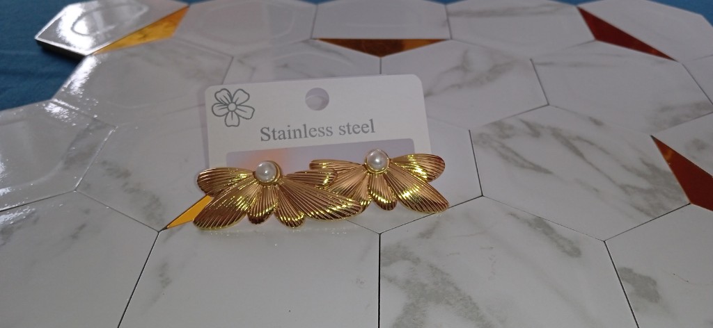Aretes dorados media flor tipo F