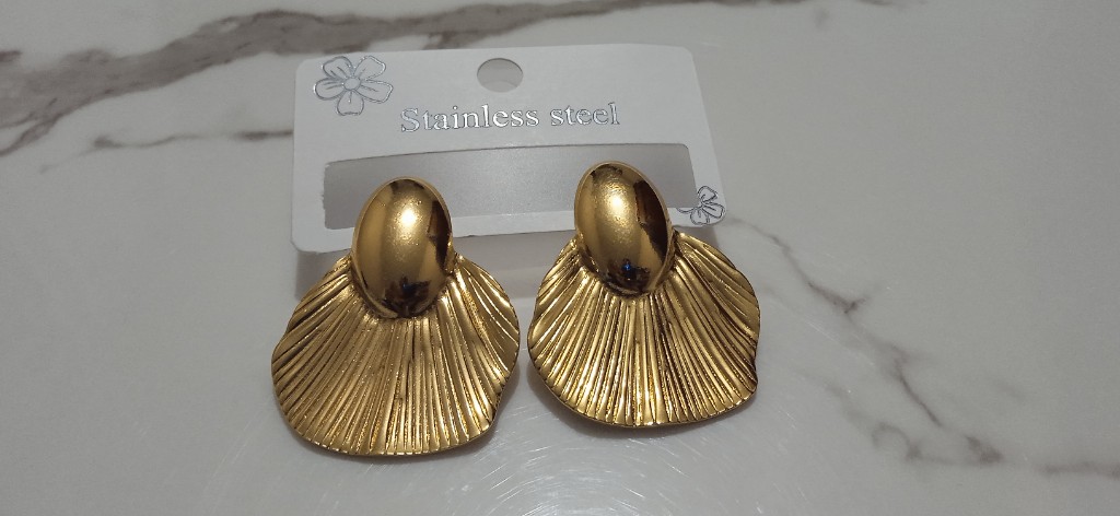 Aretes dorados concha tipo topitos X