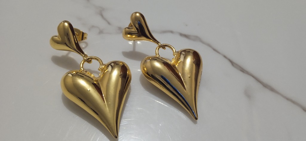 Aretes dorados corazon colgante tipo candongas