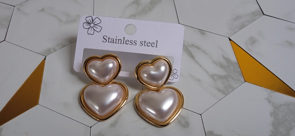 Aretes corazón dorados con nacar blanco doble tipo F