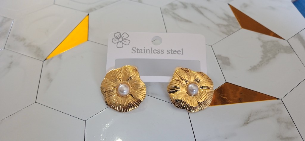 Aretes dorados florcon perla tipo F