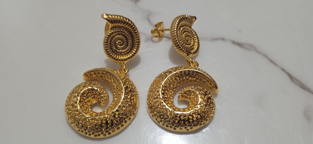 Aretes dorados espiral concha tipo candongas