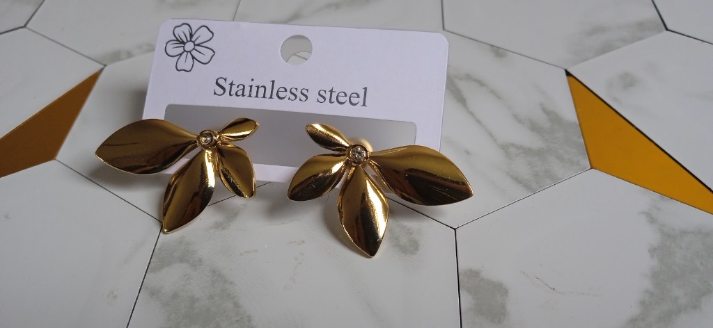 Aretes dorados media flor con piedra Stainless Steel tipo F