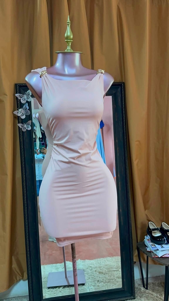 Vestido rosa ajustado