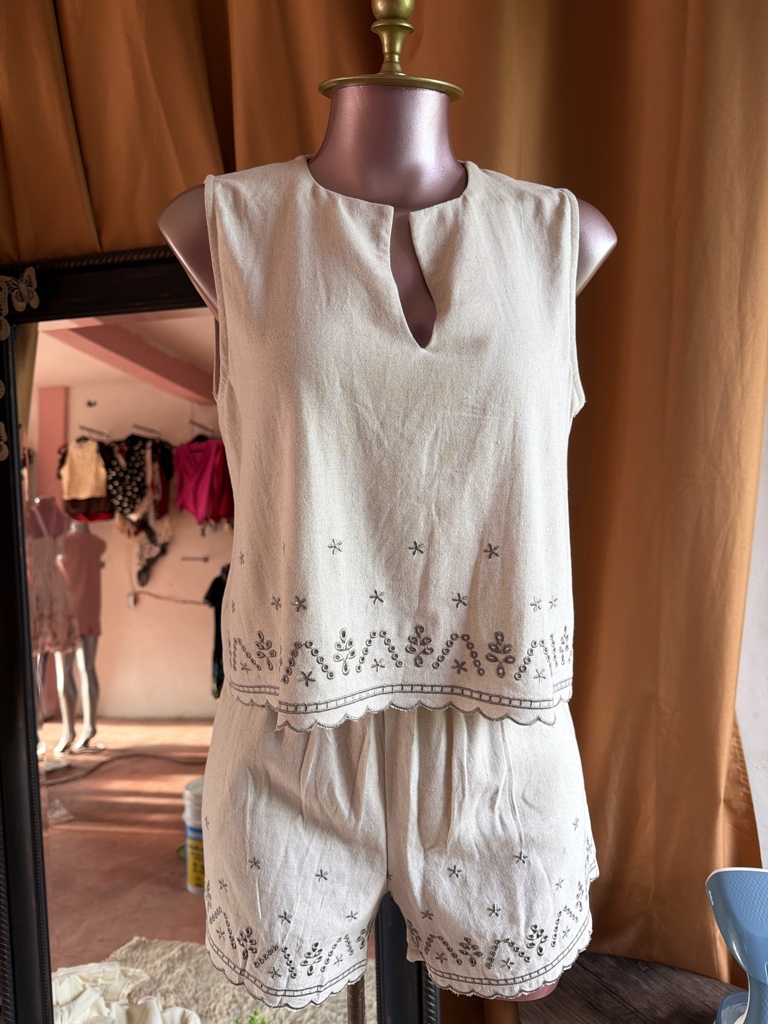 Conjunto beige bordado