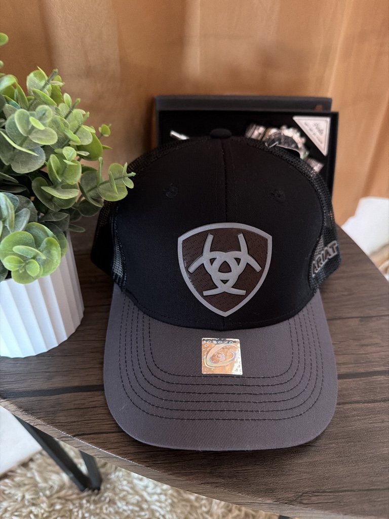 Gorra negra ariat