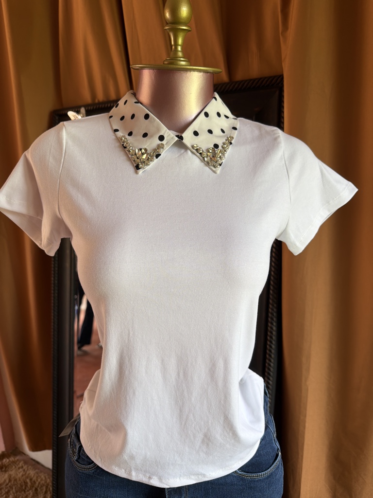 Camiseta blanca cuello polka dots