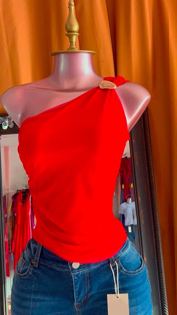 Blusa roja asimétrica con aplicación