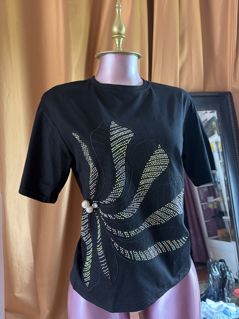 Camiseta negra decorada