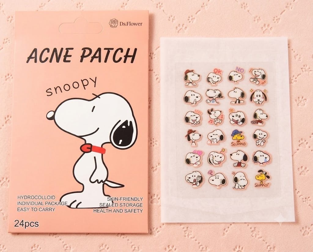 parches hidrocoloides para el acné con la imagen de Snoopy. Actúan como una barrera protectora que absorbe líquidos y sebo, a la vez que previene la proliferación de bacterias y la tendencia a pellizcarse la zona afectada.