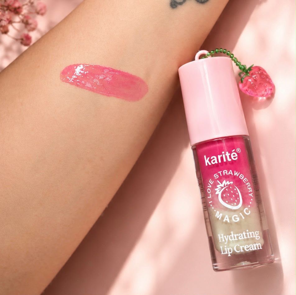 🤍BRILLO LABIAL DE FRESA KARITE🤍Dale a tus labios el cuidado que merecen con este bálsamo labial de fresa que hidrata, suaviza y ayuda a mantener la humedad por más tiempo. Su fórmula deja los labios con un acabado natural y un ligero tono rosado, perfecto para usar todos los días. ¡Ideal para llevar en tu bolso y mantener tus labios suaves e hidratados en cualquier momento!
