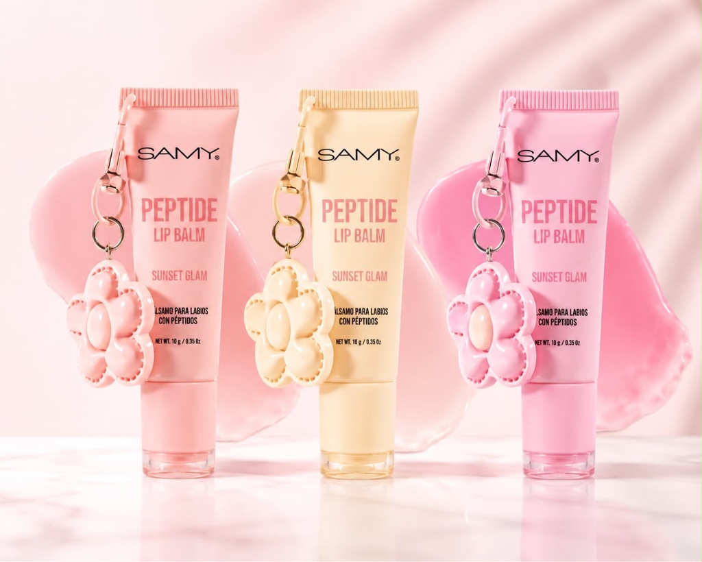 💗Bálsamo para labios con peptidos Samy 💗Luce unos labios suaves, hidratados y con un brillo hermoso gracias a su fórmula con péptidos. Ayuda a mantener la hidratación, mejora la apariencia de los labios y deja un acabado brillante sin sensación pegajosa.  • Fórmula con péptidos • Hidratación y nutrición * Brillo natural y efecto labios más saludables • Incluye un lindo llavero en forma de flor