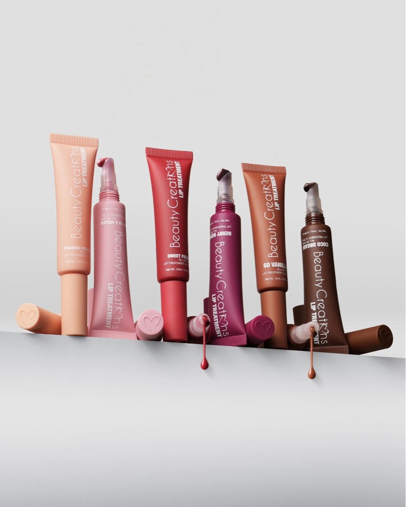 🩶 Lip Treatment & Tint Beauty Creations 🩶Un tratamiento para labios con color que hidrata, nutre y deja un acabado brillante y natural. Su fórmula ayuda a mantener los labios suaves mientras aporta un delicado toque de color con deliciosos aromas.  *Disponible en:* • One In A Melon  • Berry Berry  • So Vanilla  • Sweet Fresa  • Peaching Feelings  • Coco Dreams   *Beneficios:* • Hidrata y suaviza los labios. • Aporta un brillo natural con un toque de color. • Fórmula ligera y cómoda. • Ideal