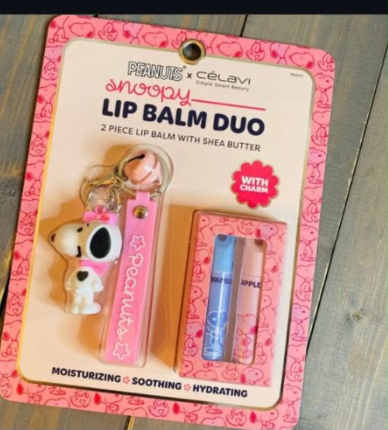 Mantén tus labios hidratados con los bálsamos de Snoopy con llavero, continen mantequilla de Karité ideal para hidratar y reparar la piel de tus labios
