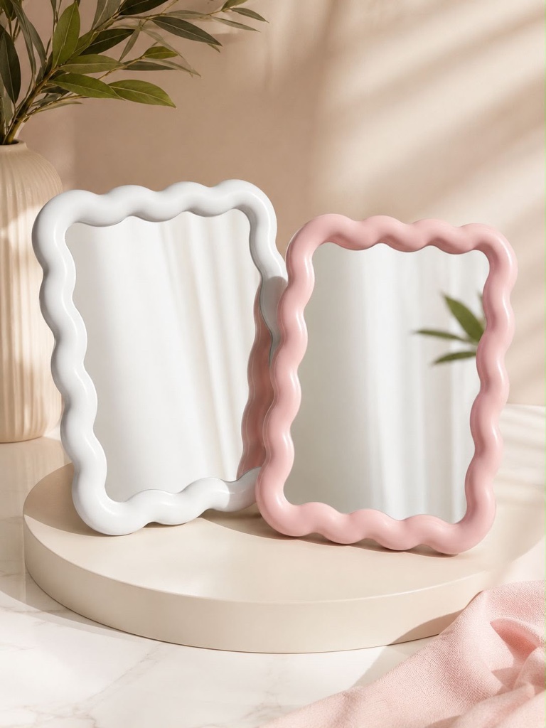 🤍ESPEJO PEQUEÑO DE MAQUILLAJE🤍Dale un toque moderno y elegante a tu espacio con este hermoso espejo decorativo. Su diseño ondulado es perfecto para maquillaje, skincare, peinados o como complemento para tu escritorio y tocador. Ideal para tu habitación, tocador, baño u oficina, disponible en color blanco y rosado