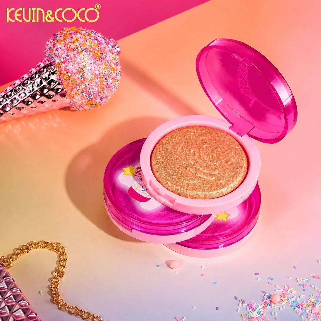 🩷 Iluminador Smooth Magic Kevin & Coco 🩷Consigue un brillo radiante con este iluminador de textura sedosa y acabado luminoso. Su fórmula se difumina fácilmente sobre la piel, aportando un efecto natural o intenso, según la cantidad que apliques.  • Textura suave y fácil de difuminar. • Acabado luminoso de larga duración. • Ideal para resaltar pómulos, nariz, arco de Cupido y clavículas.  *Disponible en 3 tonos:* • KC#01 Heart Balloon • KC#02 Love Potion • KC#03 Coco Coral