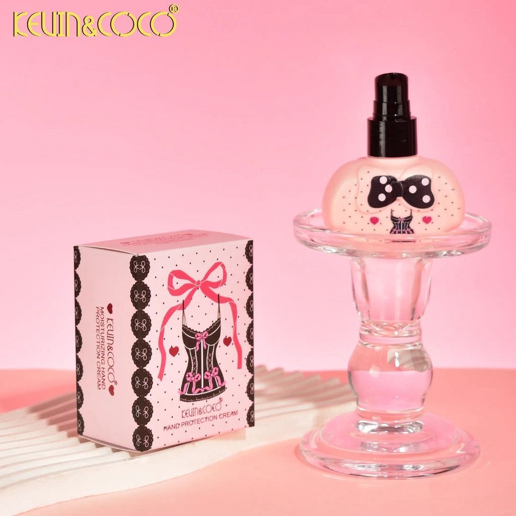 🌸CREMA DE MANOS KEVIN&COCO🌸La crema de manos Pink Ink Butterfly es una elegante y artística fusión de cuidado de la piel y fragancia. Su lujosa fórmula está diseñada para hidratar intensamente las manos secas, dejando una delicada y cautivadora fragancia a flores rosas y tinta, inspirada en la belleza de las alas de una mariposa.
