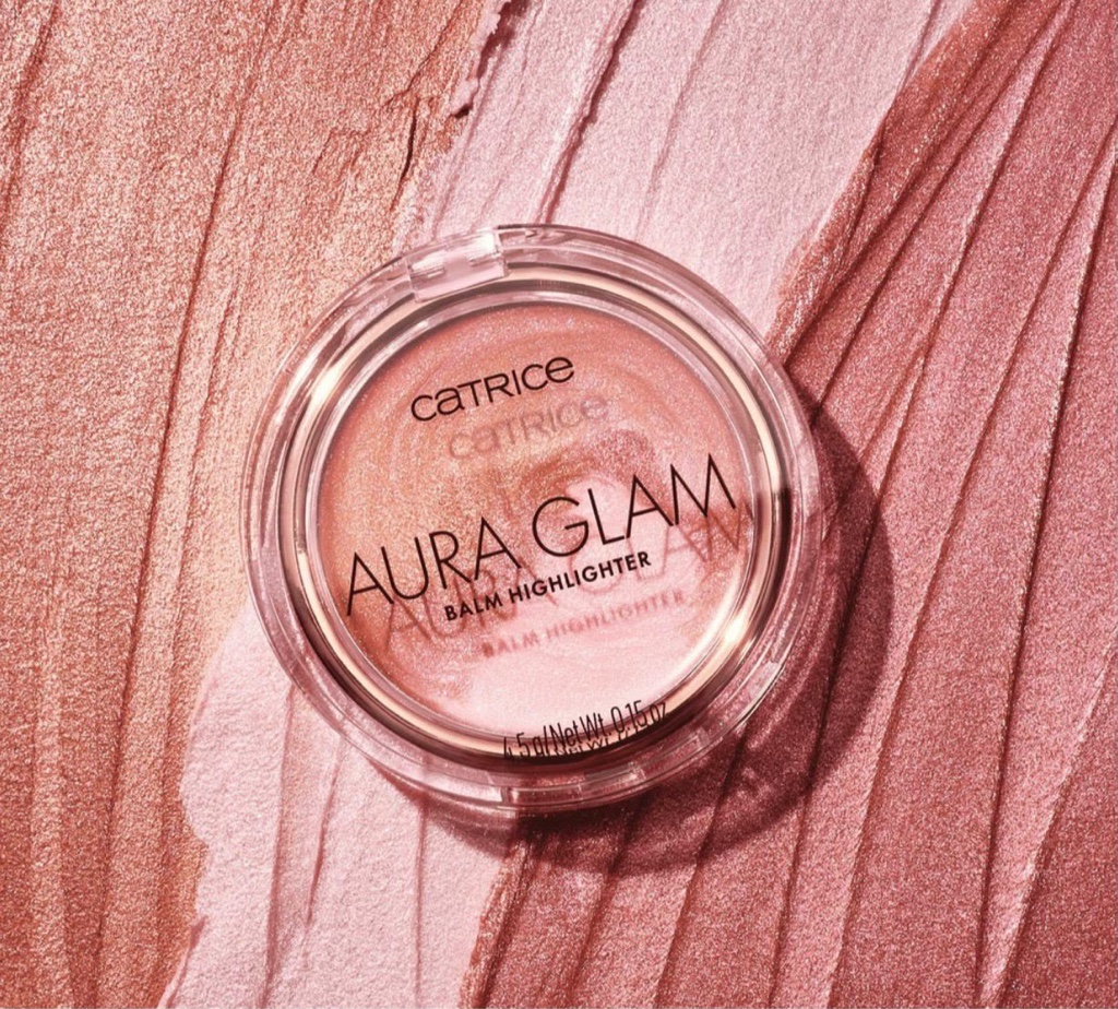 🤎 Iluminador Aura Glam Balm Catrice 🤎Consigue un brillo radiante y natural con el nuevo Aura Glam Balm de Catrice. Su hermoso diseño en remolino combina tonos rosados, champagne y bronce para iluminar el rostro con un acabado luminoso y sofisticado.  • Textura cremosa y ligera • Acabado glow natural y modulable • Se difumina fácilmente sobre la piel • Favorece todos los tonos de piel • Ideal para pómulos, nariz, arco de cupido y clavículas  Un iluminador perfecto para darle a tu maquillaje e